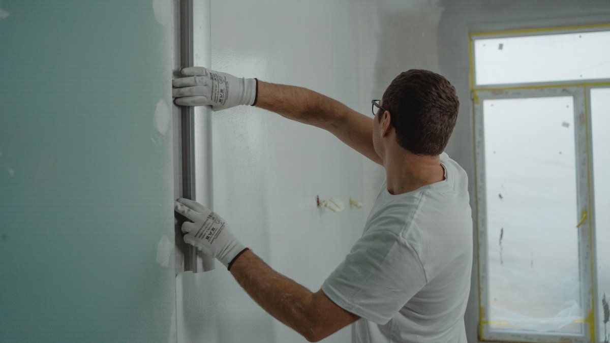 measuring interior wall with ruler